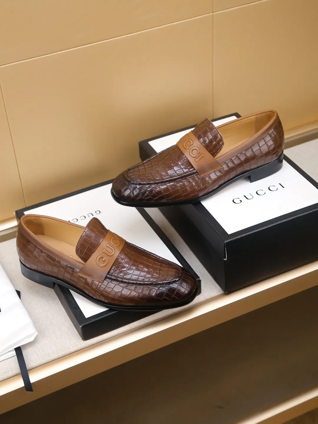 Men's men's shoes 💰460 🆘【GUCCI】Gucci ·🐂里· Hot-selling beanie shoes, top brand luxury, top quality, latest fashion beanie shoes.. The upper is made of original high mercerized smooth cow suede. (Full top layer water-dyed 🐂 leather and lining). The original stylish and stylish soft rubber wear-resistant and non-slip outsole is light and comfortable on the foot, available in 2 colors! Matching code: 39-44 (customized at 38.45.46.47)